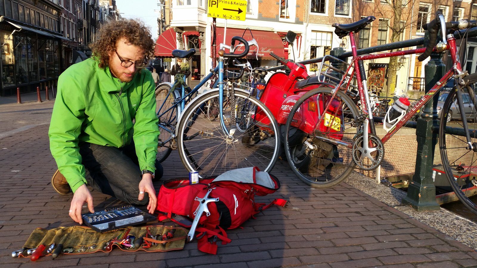 Alex pakt zijn gereedschap uit naast een fiets