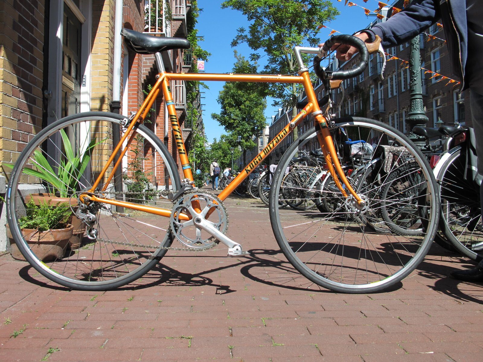 Oranje racefiets op een Amsterdamse stoep