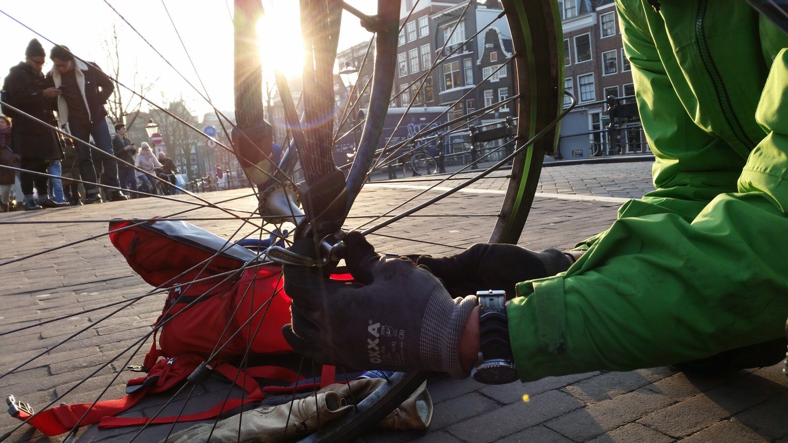 Wiel in het tegenlicht tijdens een reparatie