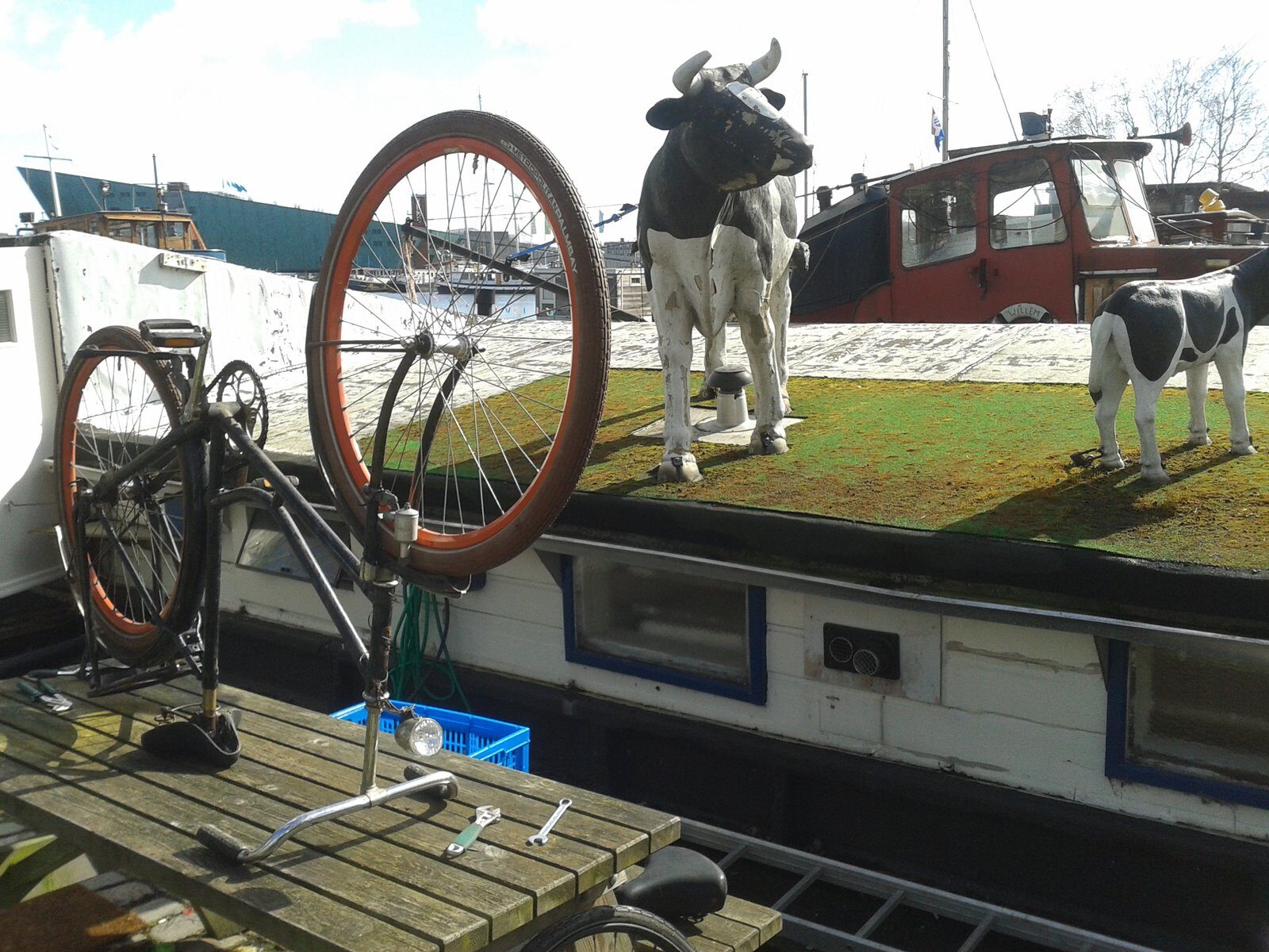 Fiets in de montagestandaard op een woonboot